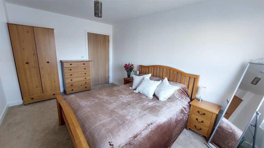 Property photo 3 of 6 Bedroom.Jpg