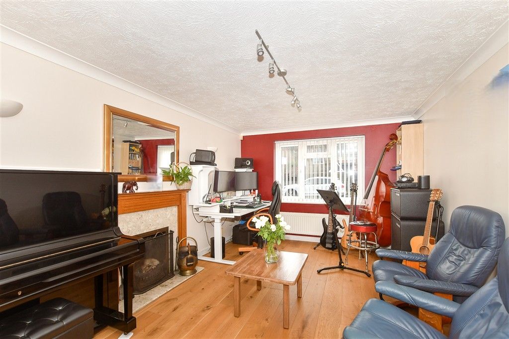 Property photo 2 of 17 Lounge.