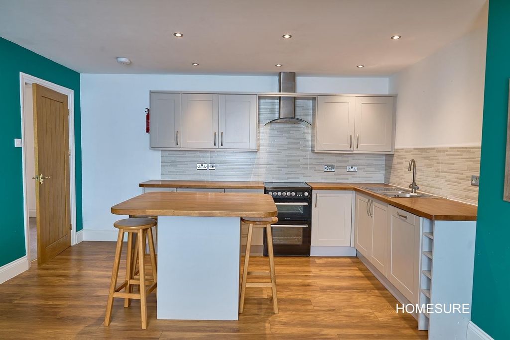 Property photo 2 of 13 5 Bertram Hallway