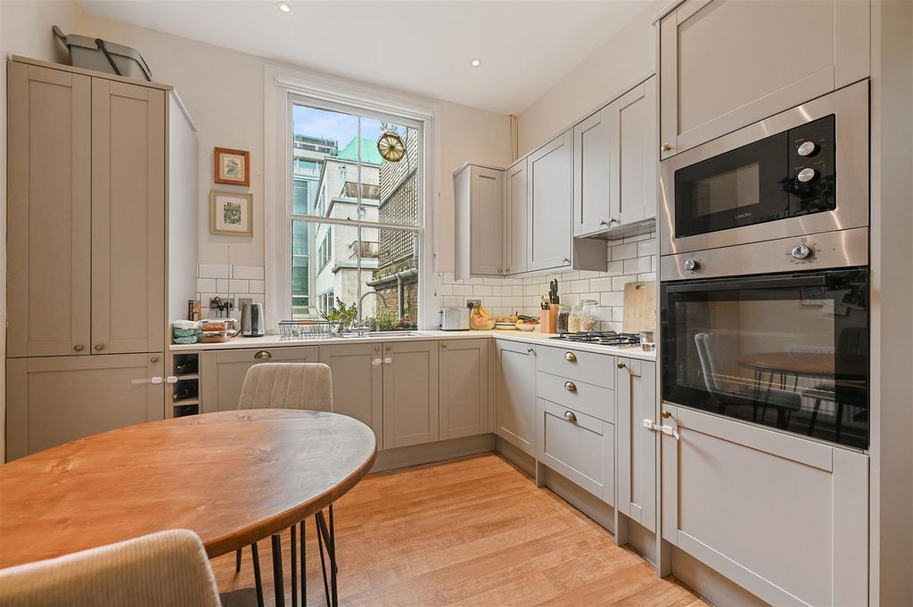 Property photo 2 of 9 Overstone Road