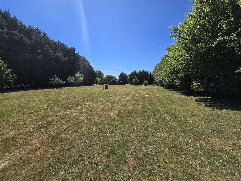 Property photo 2 of 28 Garden