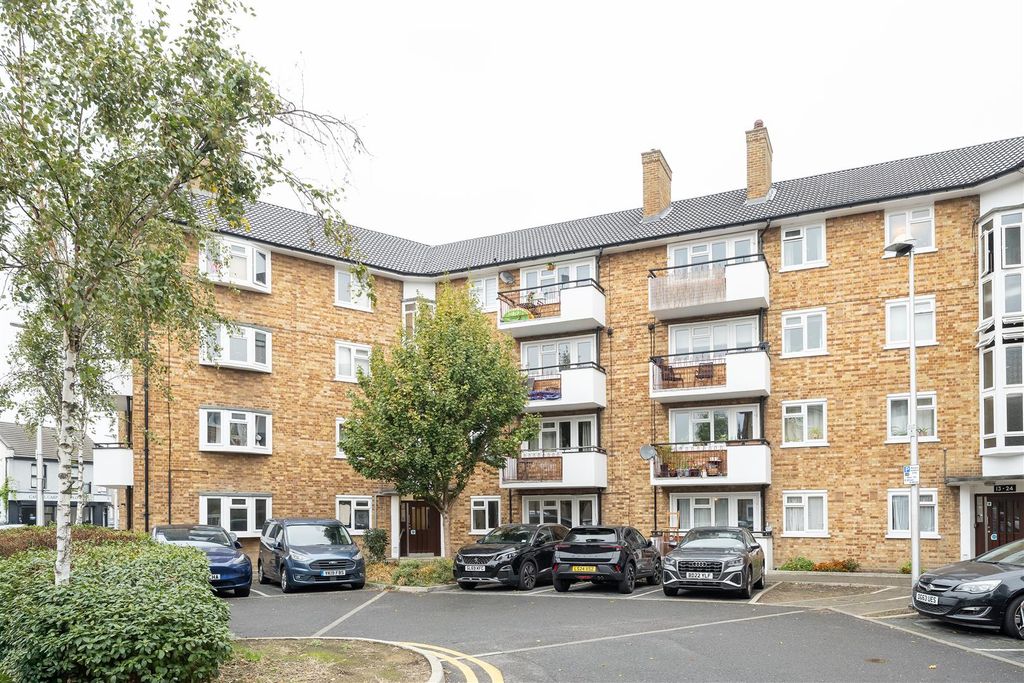 Property photo 1 of 25 Chigwell Road, E18