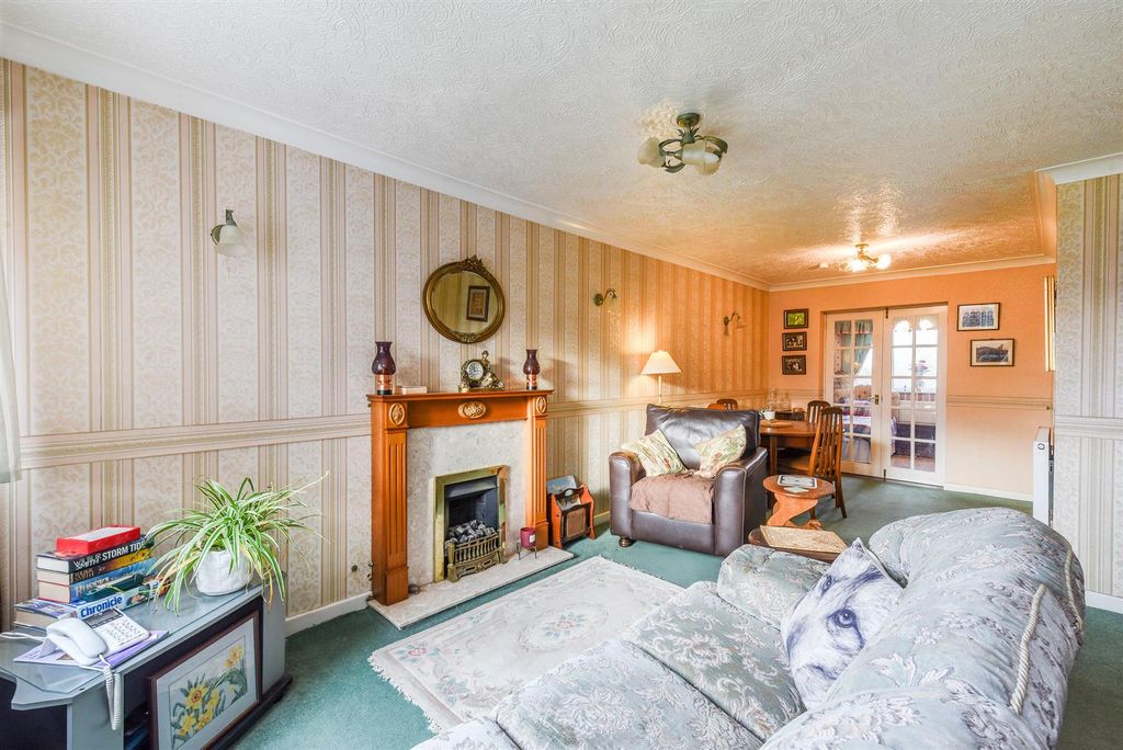 Property photo 2 of 22 Lounge/Diner