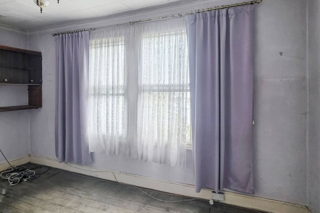 Property photo 3 of 26 43 Rothschild Road, Chiswick, London, W4 5Ht