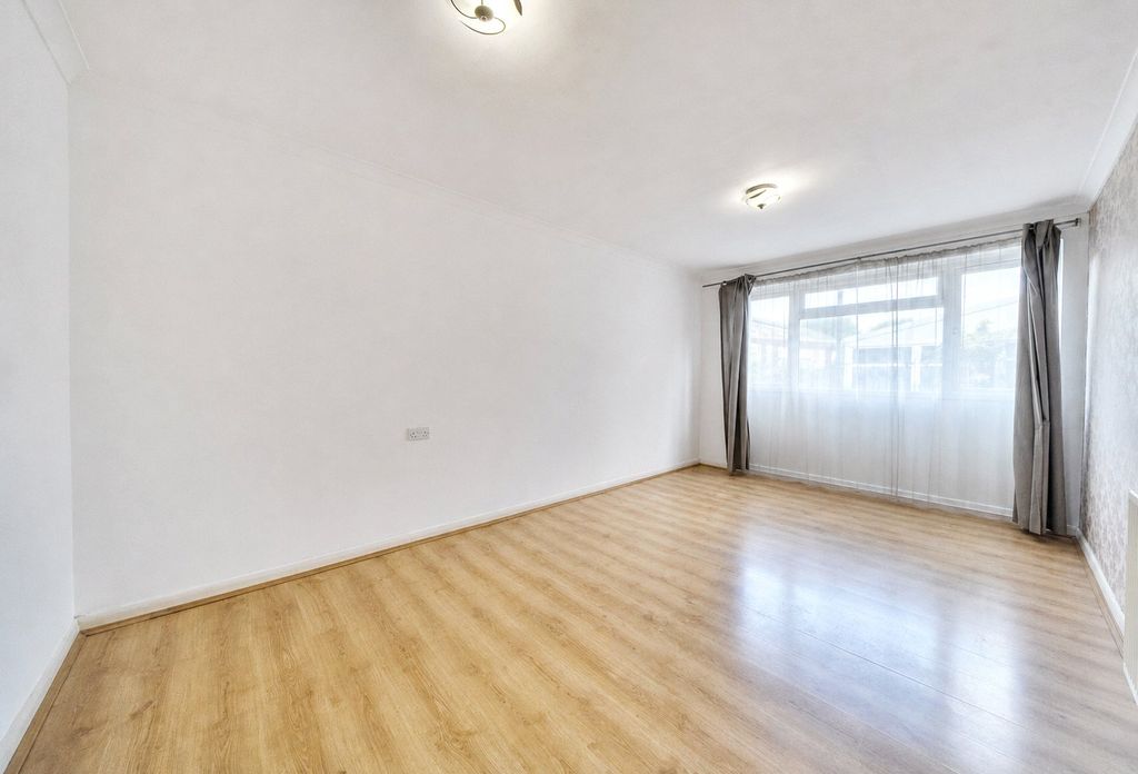 Property photo 1 of 8 Picture No. 15