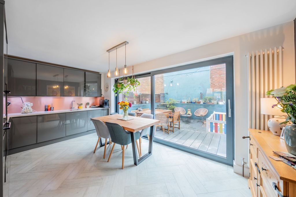 Property photo 2 of 22