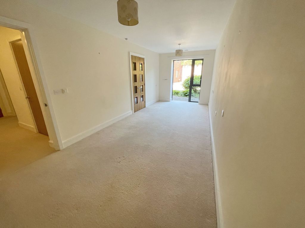 Property photo 3 of 19 Lounge