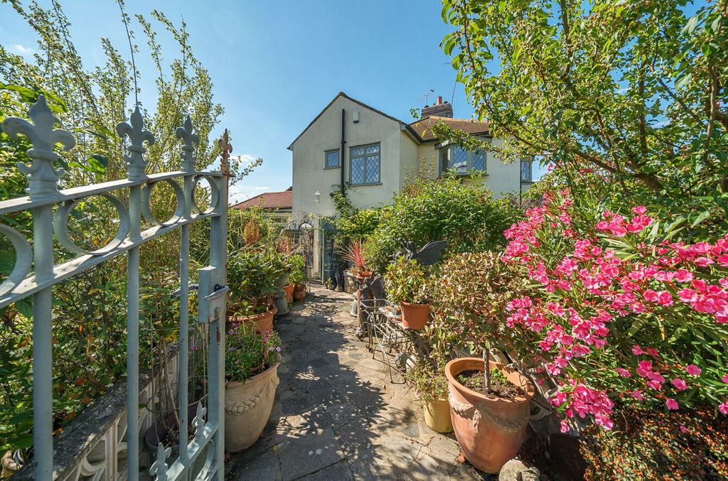Property photo 1 of 26 1324340-1-686Fecf...
