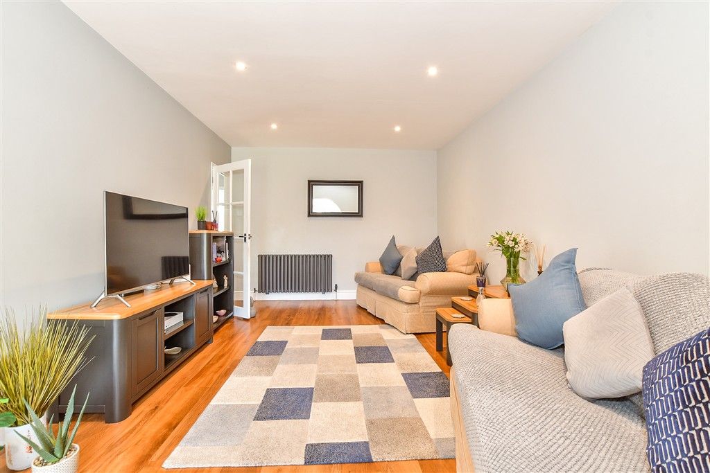 Property photo 2 of 16 Lounge