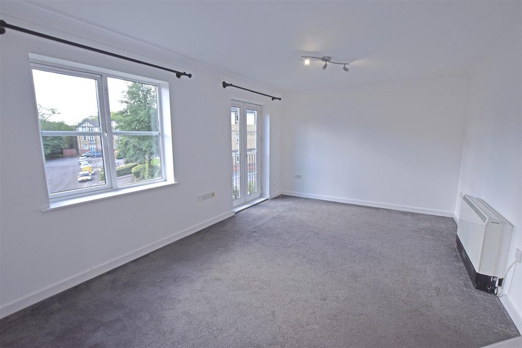 Property photo 1 of 8 Lounge.Jpg