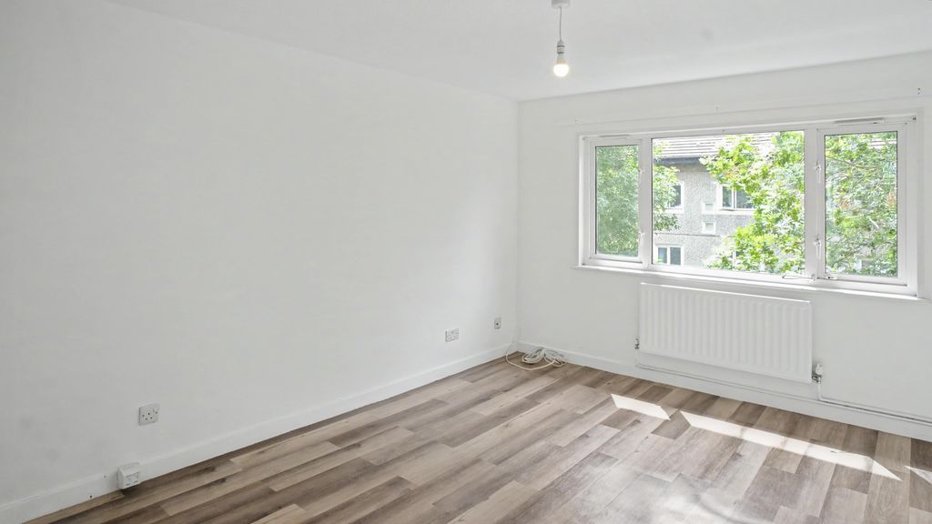 Property photo 2 of 10 95 Raccoon Way, Hounslow, Middlesex, Tw4 7Pn