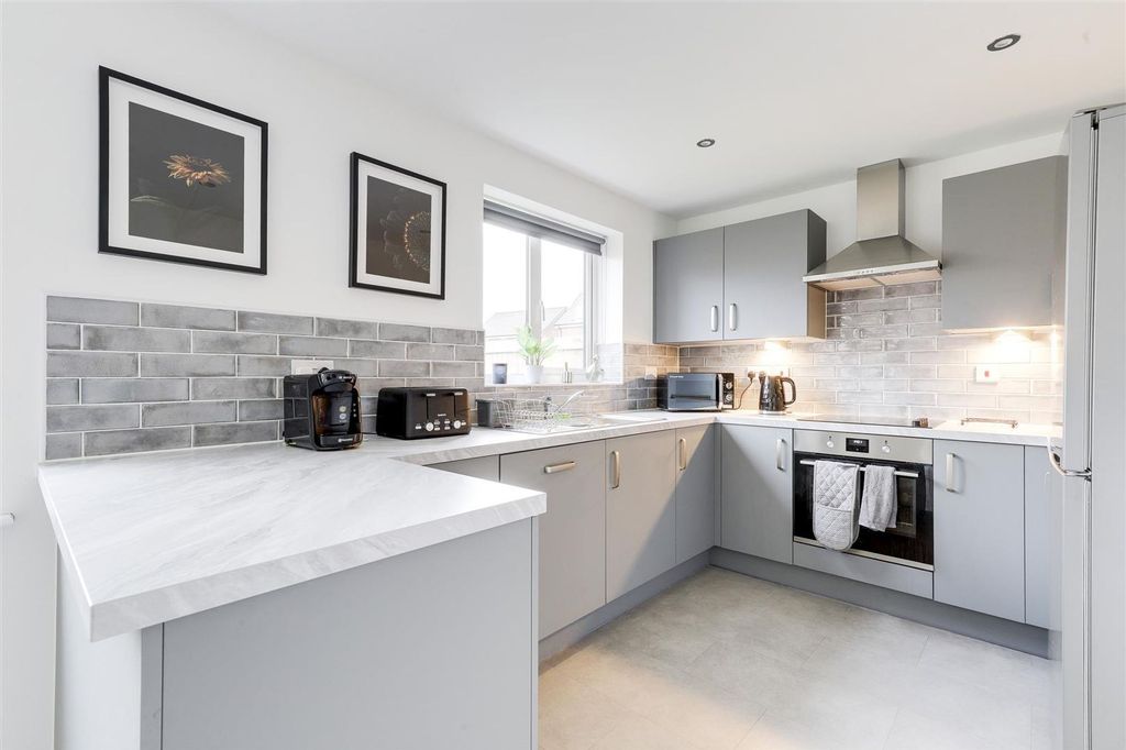 Property photo 3 of 27