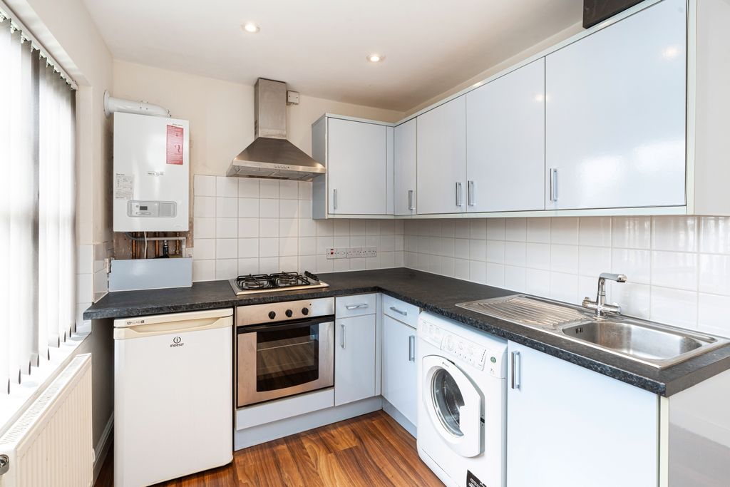 Property photo 3 of 10 Kitchen