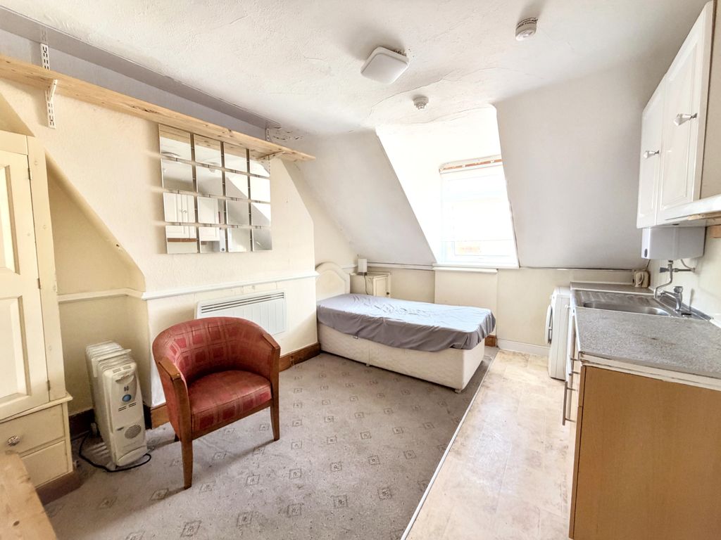 Property photo 3 of 18 25 Windsor Road, Bournemouth, Dorset Bh5 1DT