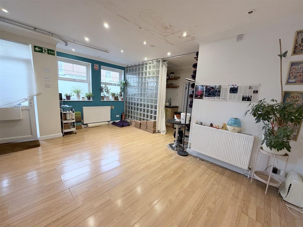 Property photo 2 of 5 High Street Tooting 92 B Images Of The Property