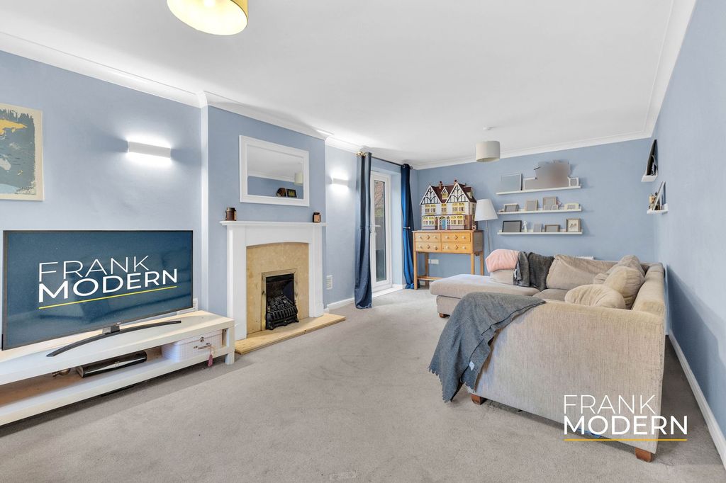 Property photo 3 of 31 Living Room