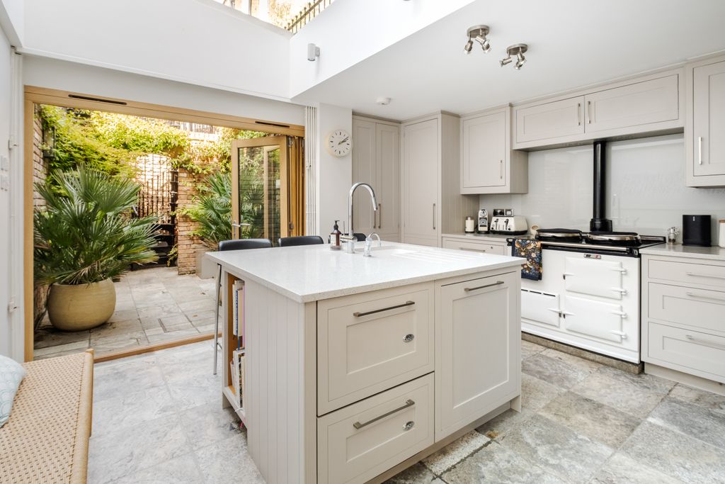 Property photo 3 of 32