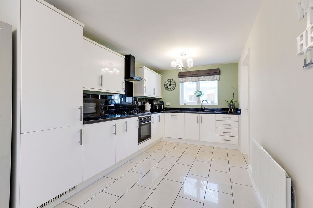 Property photo 3 of 32