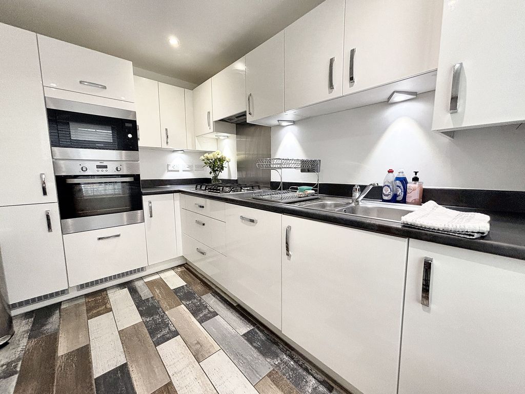 Property photo 3 of 10 Kitchen