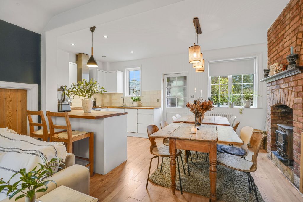 Property photo 2 of 32