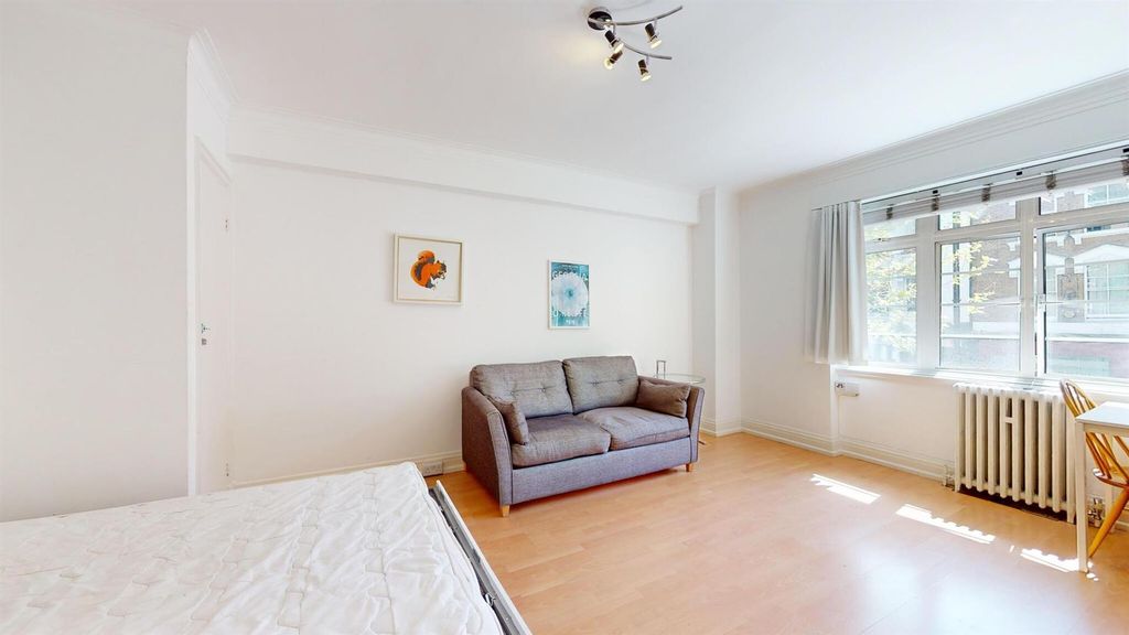 Property photo 2 of 10 33Redcliffe Closeliving.Jpg