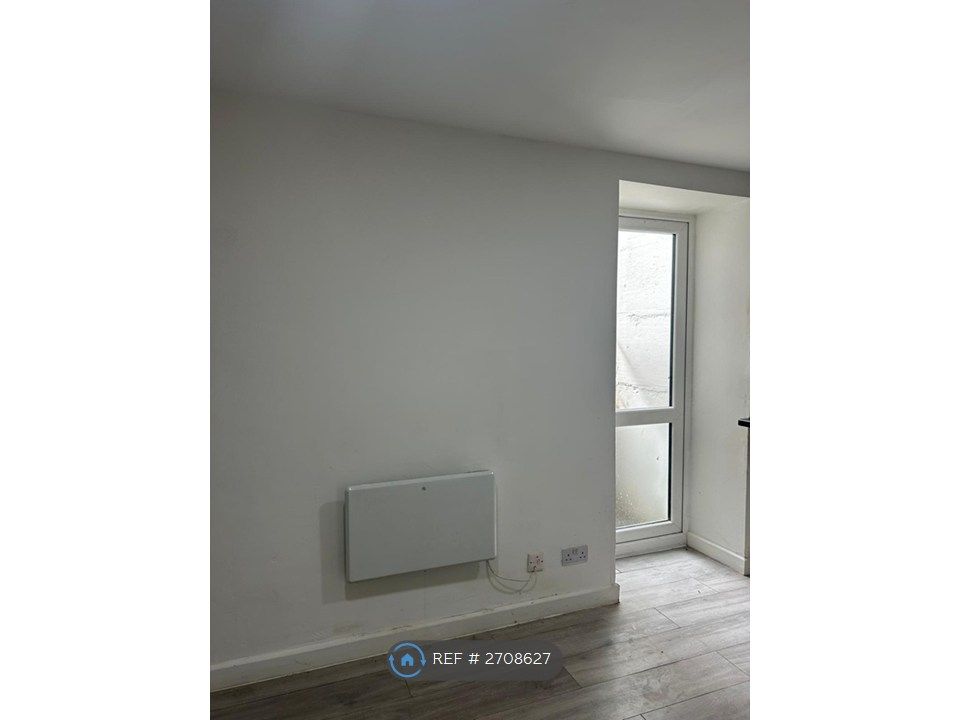 Property photo 3 of 8 Studio