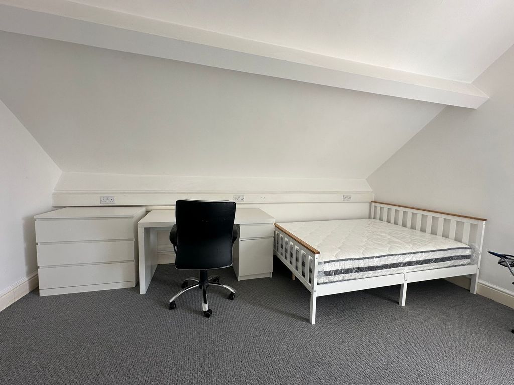 Property photo 1 of 23 Bright And Tidy Double Bedroom Featuring A White B...