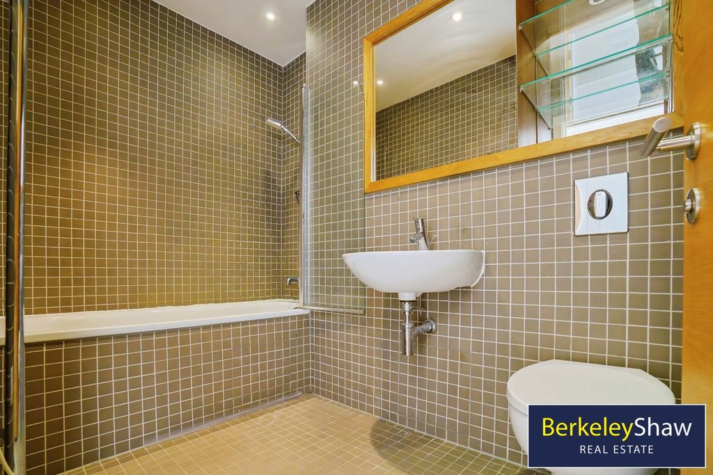 Property photo 3 of 23 Bathroom