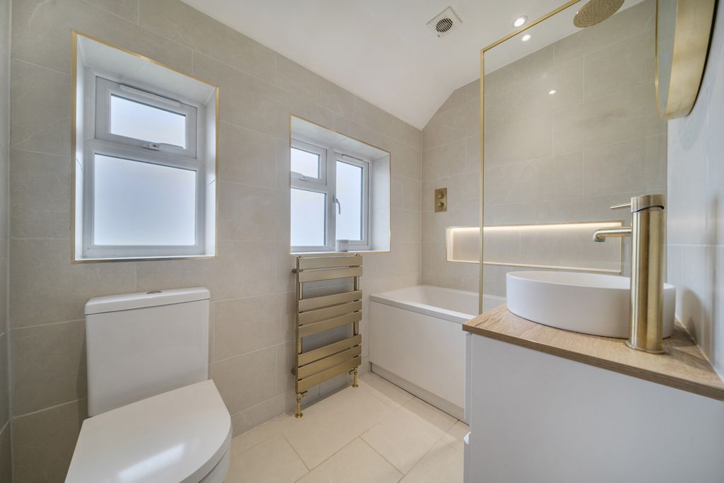 Property photo 3 of 21 Bathroom