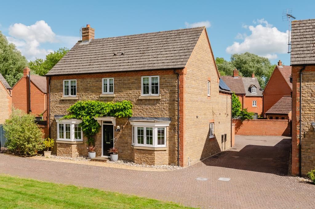 Property photo 1 of 46 7 Brancey Close, Thrapston (8 Of 54).Jpg