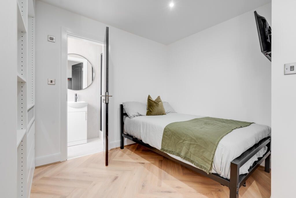 Property photo 3 of 12 A Bright And Well-Maintained Double Bedroom Featur...