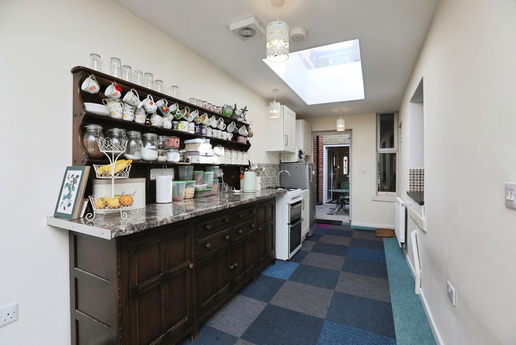 Property photo 3 of 18 Kitchen
