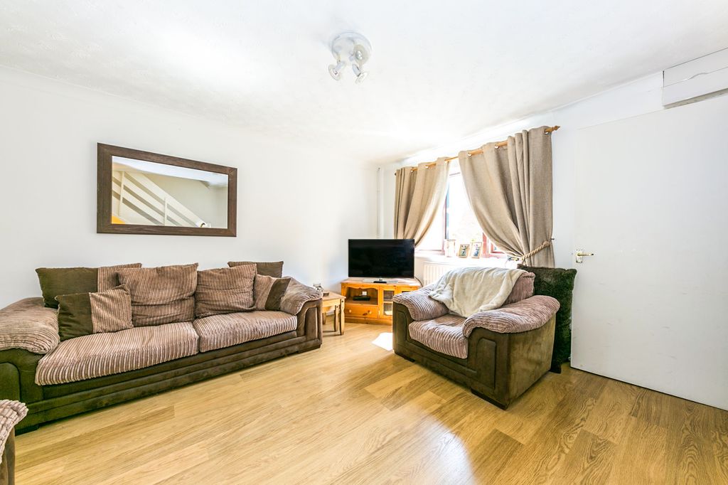 Property photo 2 of 10 3 Highgrove Living R