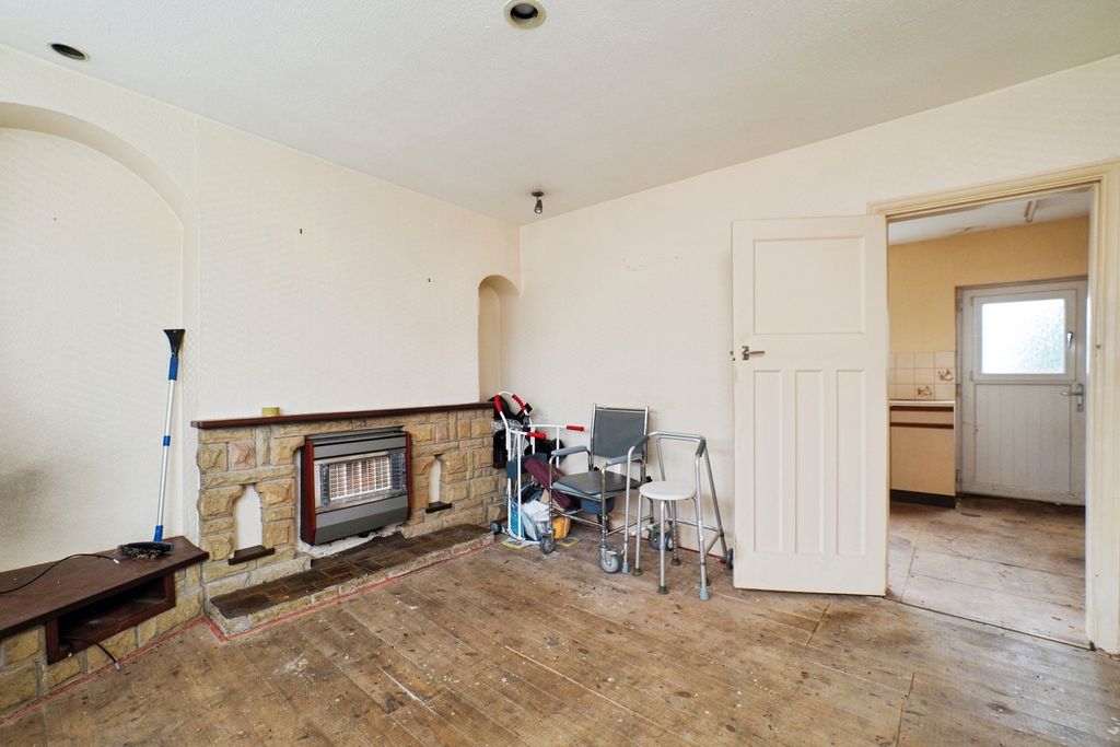 Property photo 3 of 15 Lounge