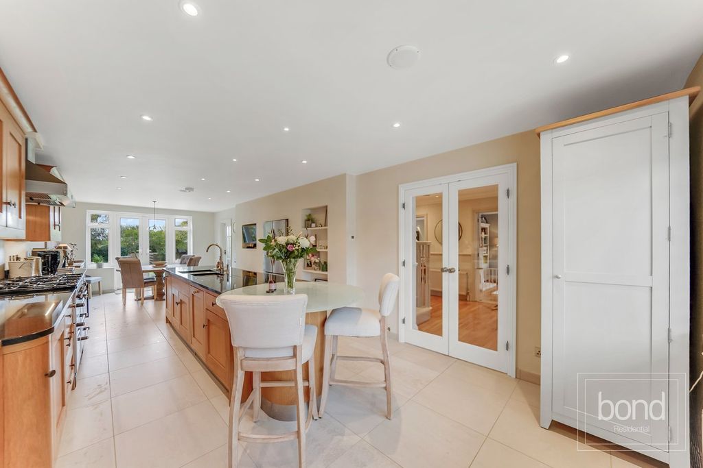 Property photo 2 of 23