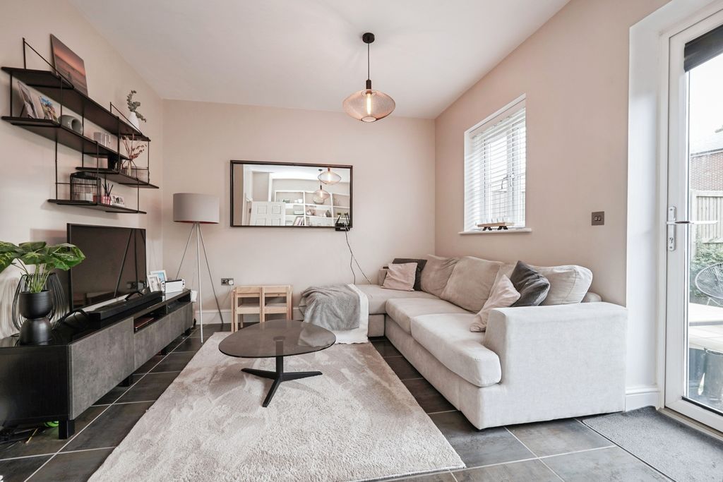 Property photo 2 of 20 Lounge