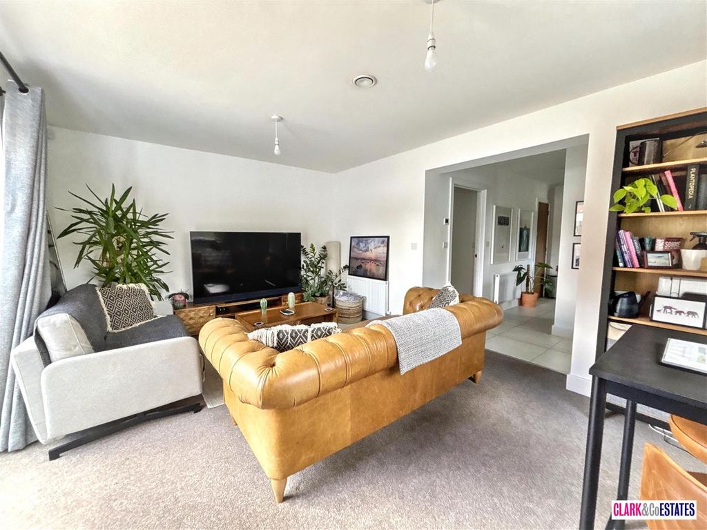 Property photo 3 of 11 Lounge
