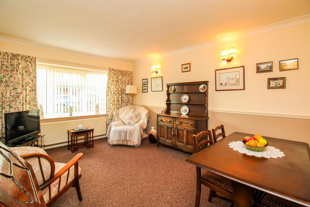 Property photo 3 of 13 Lounge/Diner