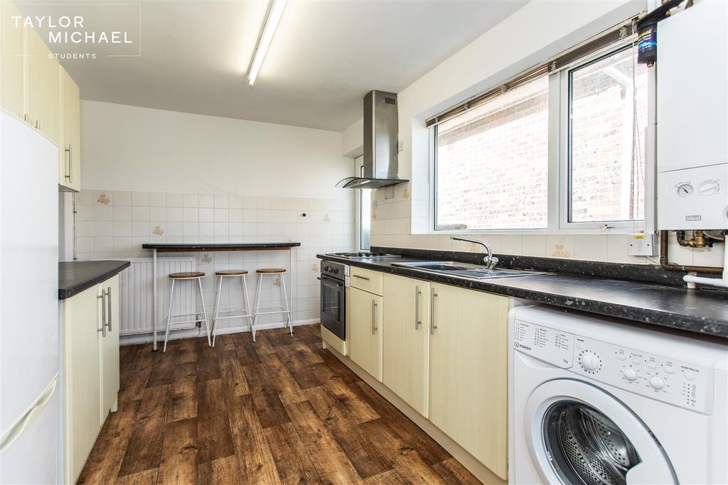 Property photo 3 of 21 Kitchen