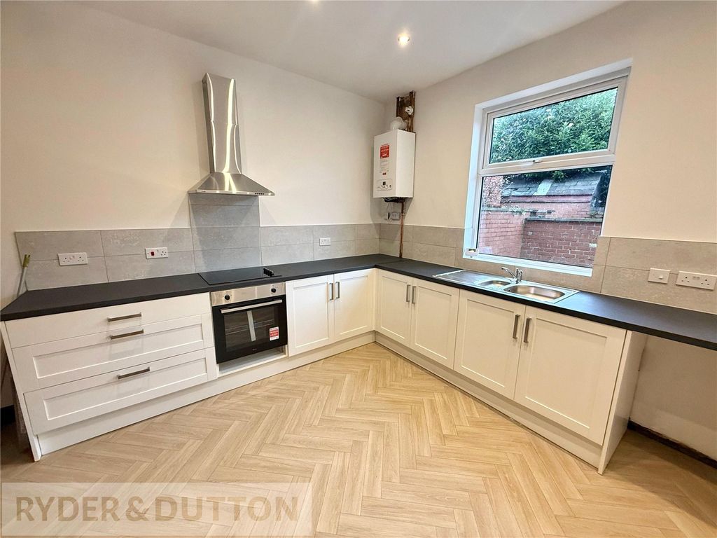 Property photo 3 of 17 Kitchen