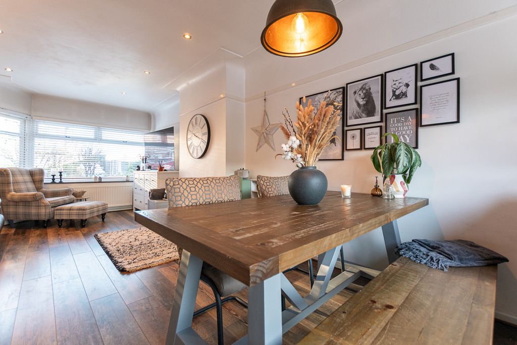 Property photo 2 of 31