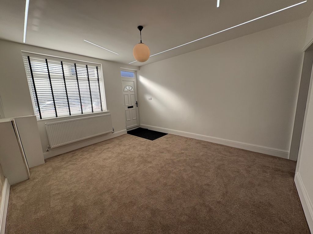 Property photo 3 of 17 Lounge