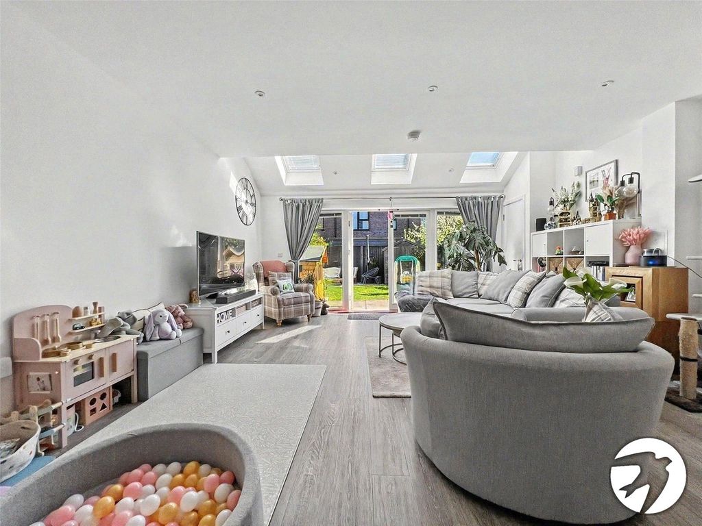 Property photo 3 of 14 Lounge