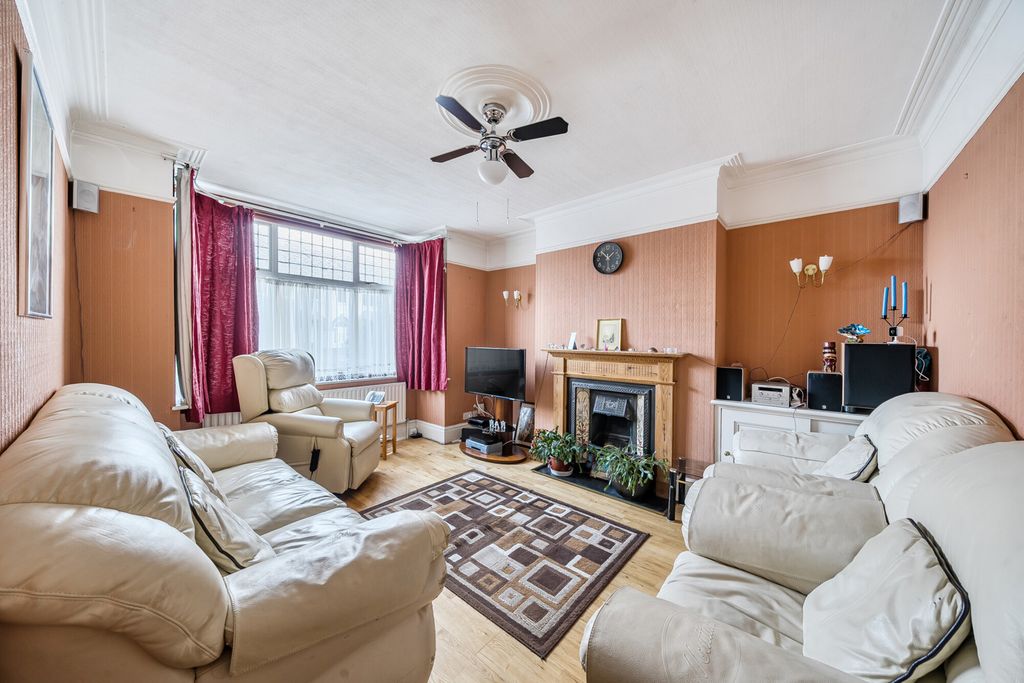 Property photo 2 of 14 Lounge