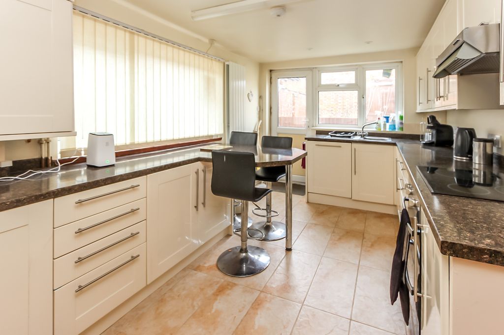 Property photo 3 of 9 Kitchen