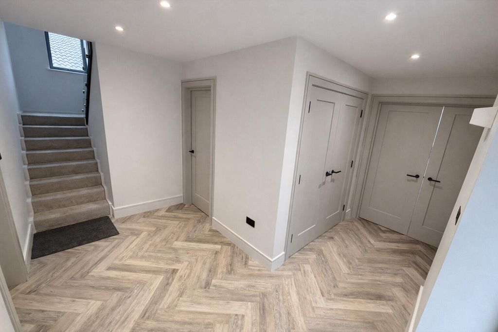 Property photo 2 of 61 Hallway