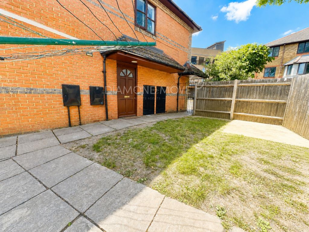 Property photo 1 of 8 Photo 8