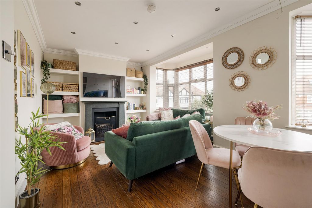 Property photo 2 of 19 Lambourne Gardens, E4