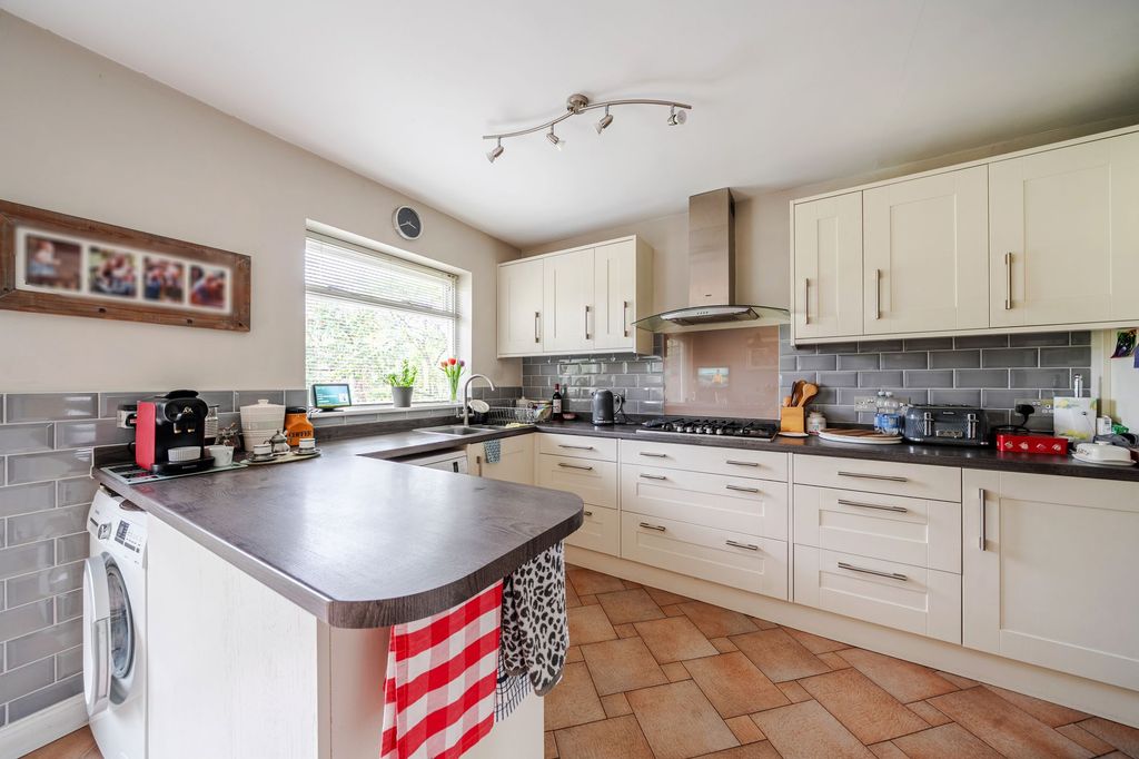 Property photo 3 of 19 Kitchen