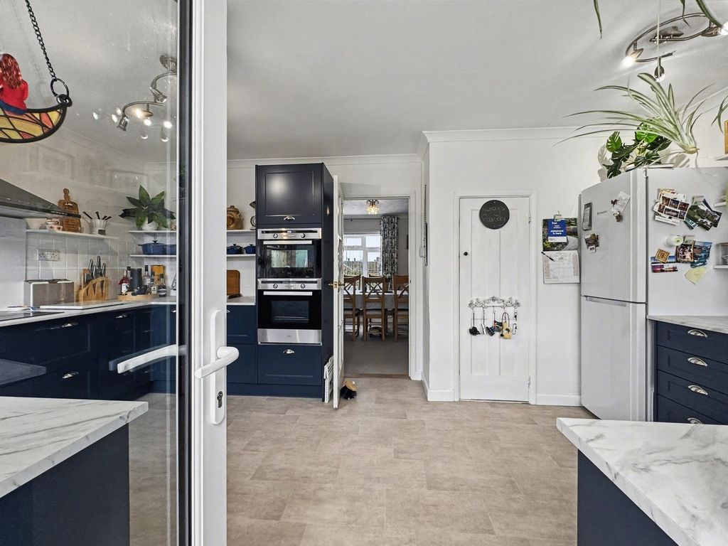 Property photo 3 of 33